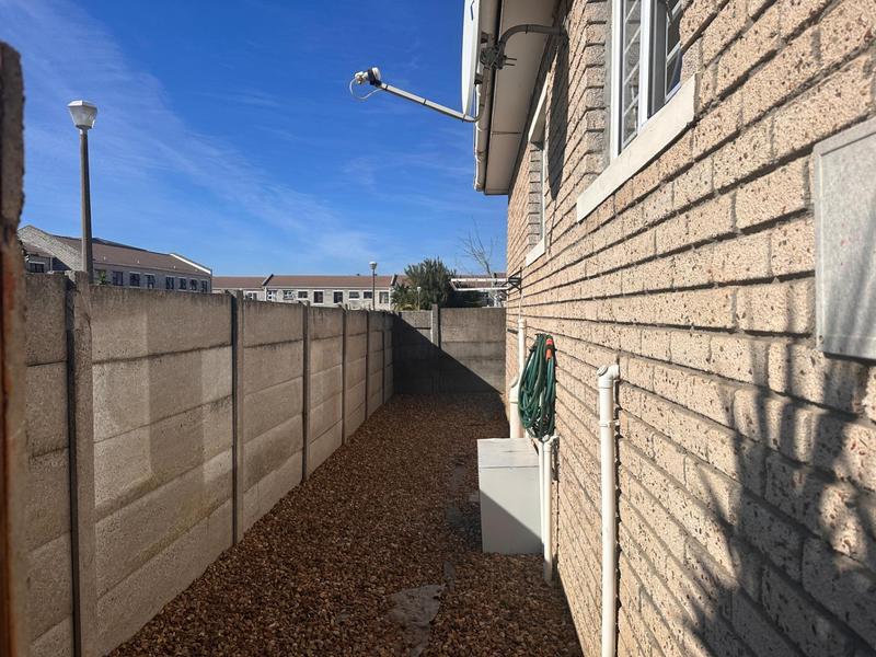 2 Bedroom Property for Sale in Oakglen Western Cape